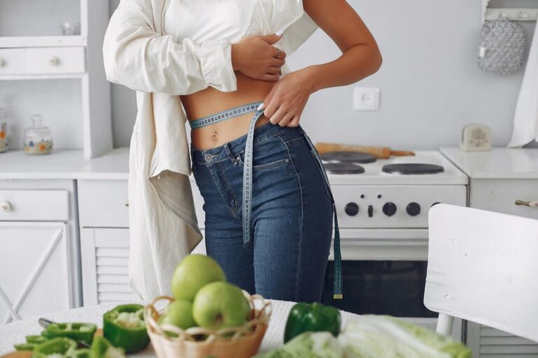 beautiful-sporty-woman-kitchen-with-vegetables_1157-27979